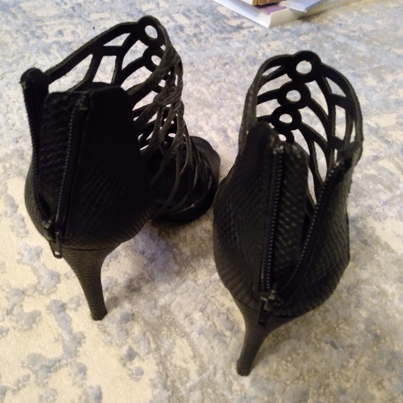 Black faux snakeskin cutout ankle high stilettos, size 9 - Picture 2 of 6